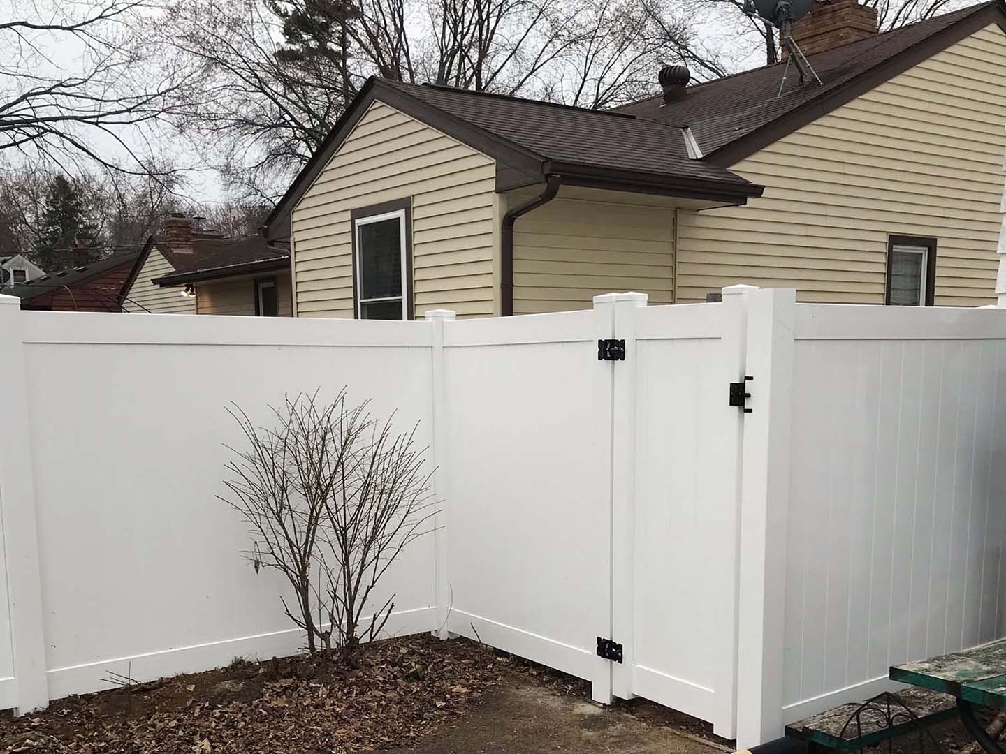 Coon Rapids Minnesota vinyl privacy fencing